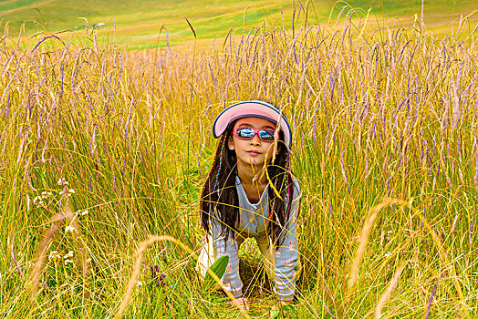 草丛里玩耍的小女孩
