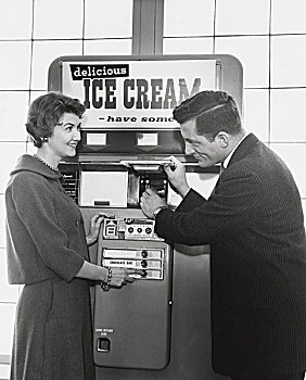中年,夫妻,购买,冰淇淋,自动售货机