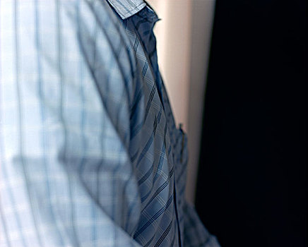 特写,向上,躯干,男人,穿,蓝色,衬衫,白色,黑色,背景,沃里克郡,英国,2006年