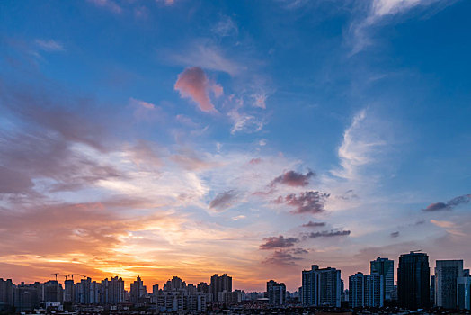 上海城市地平线上方的晚霞