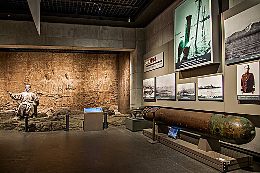 山东省威海市刘公岛甲午海战纪念馆展示北洋海军时期使用过的各种规格的武器装备