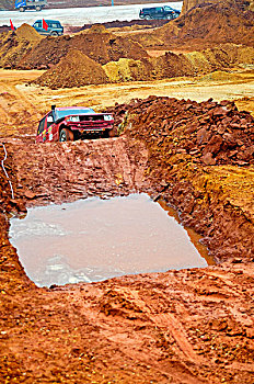 越野车在泥泞的赛道上比赛