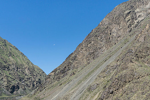 中国新疆夏季蓝天白云下g217独库公路沿途高山戈壁风景