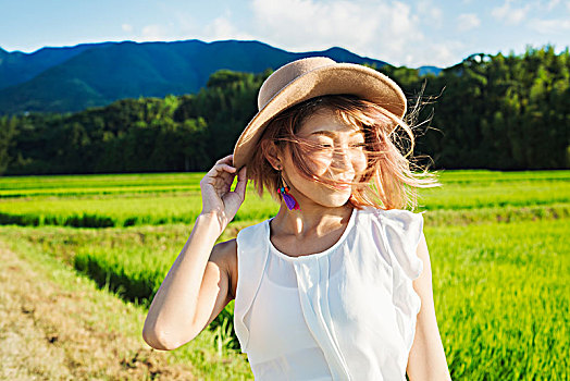 美女,拿着,帽子,风,稻田,地点,绿色,山景