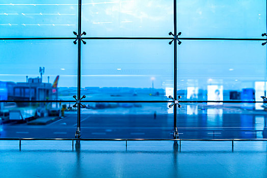 机场候机大厅落地玻璃窗