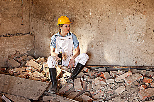 女性,建筑工人,坐,碎石,拿着,啤酒
