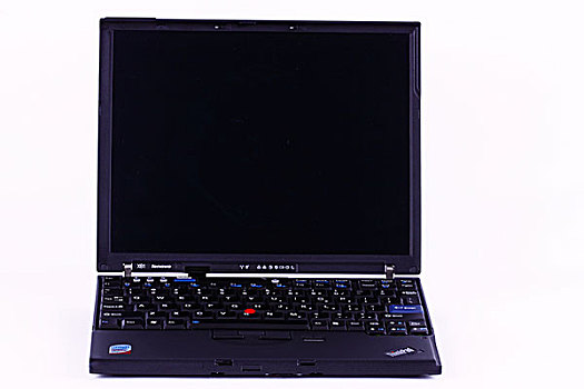 一部黑色的笔记本电脑