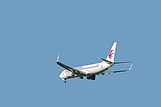 中国东方航空的飞机正降落重庆江北机场