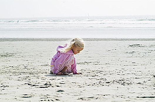 海滩,女孩,沙子,跪着,玩,侧面,人,孩子,4-6岁,金发,长发,衣服,粉色,休闲,度假,活动,全身,沙滩,背景,海洋