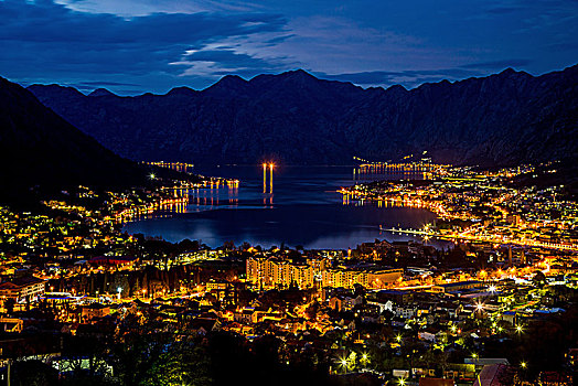 黑山-科托尔峡湾的夜景