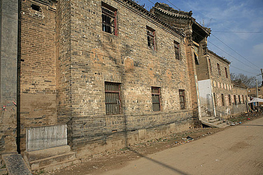 河南商水县邓城镇,是一座气宇轩昂,遐迩闻名的仿故宫样式建筑起来的叶氏庄园