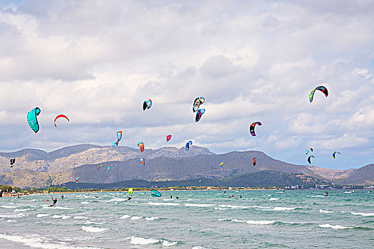 风筝冲浪,海浪,海滩,马略卡岛,巴利阿里群岛,西班牙,欧洲