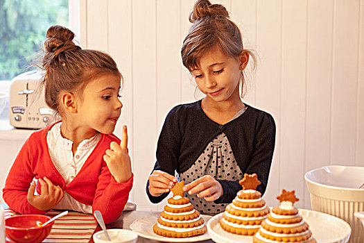 两个女孩,装饰,圣诞树,一堆,蜂蜜果脯饼,调味,软,姜饼,德国