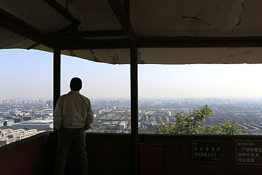 北京,百望山,公园,山顶,远景,俯视,户外,自然,白天,建筑,背景,北京西山,蓝天,守望,秋天,西山,香山,瞭望,眺望,登高