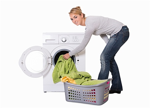 女人,装载,洗衣机