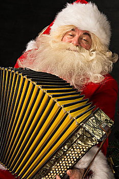 圣诞老人,坐,扶手椅,在家,演奏音乐,手风琴,圣诞聚会,高兴