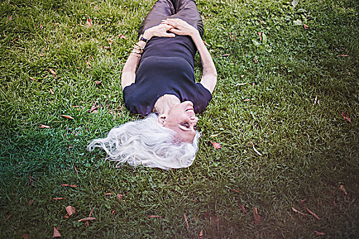 灰发,女人,休憩,享受,草,城市公园