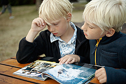 两个,金发,男孩,读,杂志,瑞典