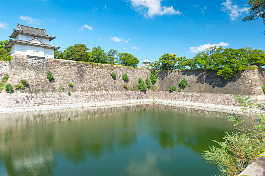日本三大历史名城之一大阪城的城楼,城墙与护城河