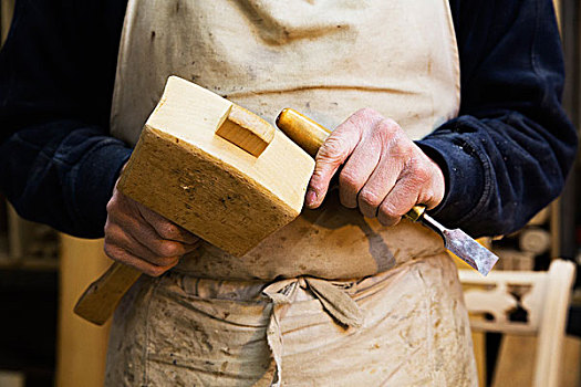 特写,一个,男人,木工,工作间,拿着,木质,槌棒,凿子