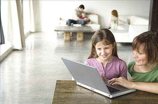 女人,小女孩,使用笔记本,电脑,男人,两个孩子,背景