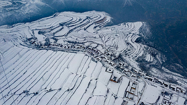 中条山白雪皑皑层层叠叠犹如水墨画