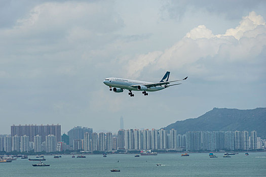 一架国泰航空的客机正降落在香港国际机场