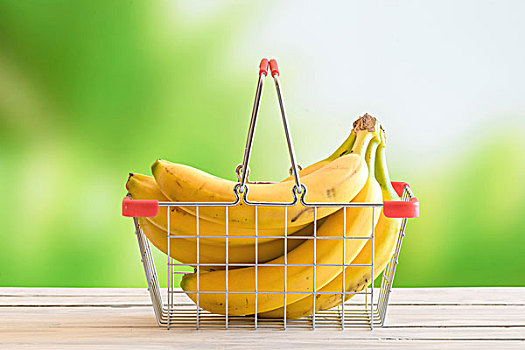 香蕉,购物车,木桌子