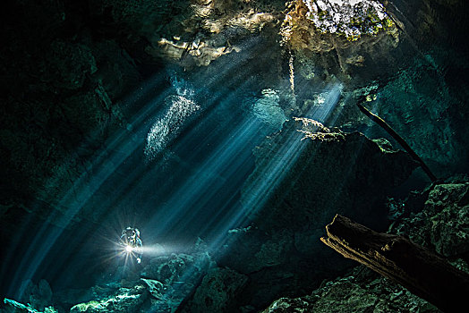 男性,潜水,地下,河,太阳光线,岩石构造,墨西哥