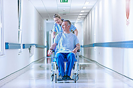 护理,推,病人,轮椅,走廊