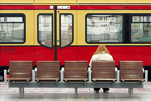 女人,坐,正面,有轨电车,德国