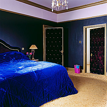 氛围,卧室,皇家,蓝色,床单,法国,床,暗色,墙壁,对比,镀金,木质,丁香,天花板