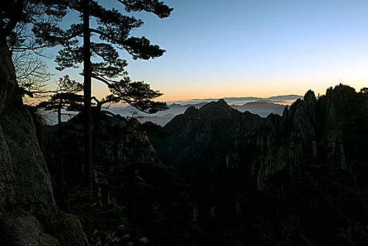 黄山狮子峰拍东海风光