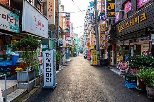 清晨时分的韩国首尔小巷街头风光