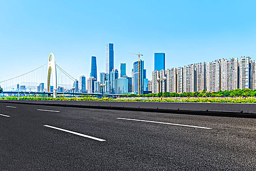 前景为沥青路面的广州摩天大楼建筑群