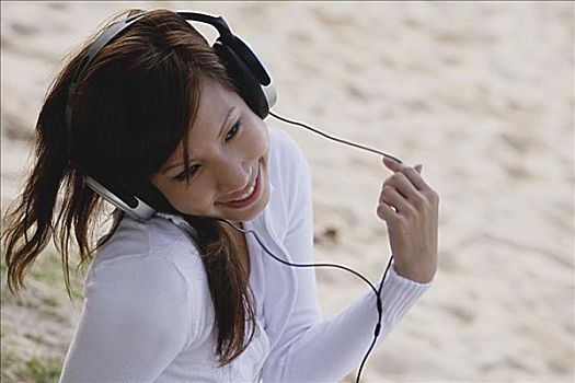 女青年,头戴式耳机,坐,海滩