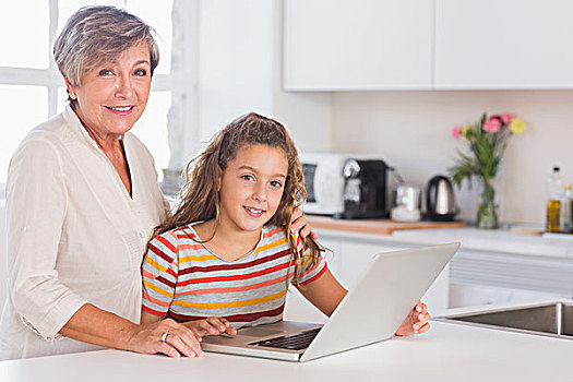 祖母,小女孩,看镜头,笔记本电脑,厨房