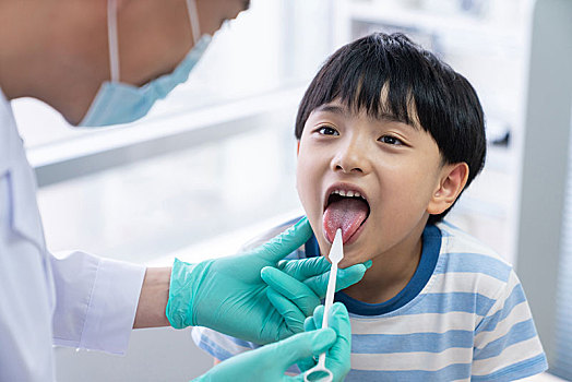 牙医检查男孩的口腔