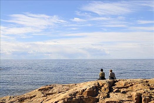两个女人,坐,海洋,高地,瑞典