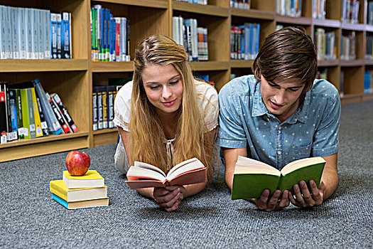 学生,读,书本,躺着,图书馆,地面