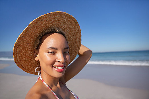 高兴,女人,比基尼,帽子,看镜头,海滩,阳光