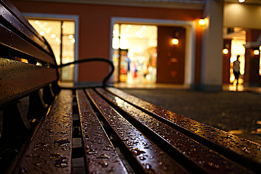 长椅雨后夜景