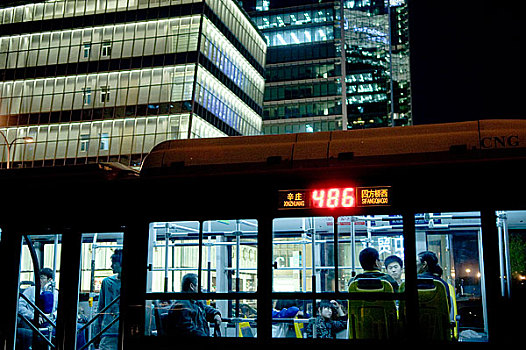 北京傍晚的公交车停在大望路口
