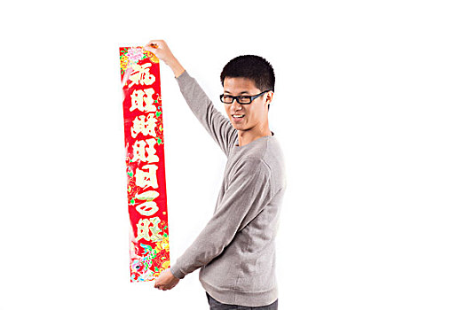 快乐年轻的亚洲小伙拿着空白的红对联为庆祝中国农历新年