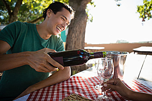 微笑,男人,倒出,葡萄酒,玻璃杯,拿,朋友,女性朋友,桌子