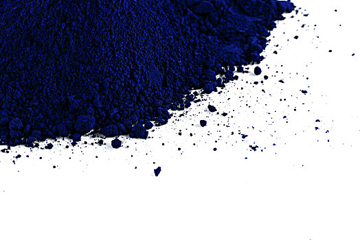 蓝色颗粒粉末白色背景氟氯溴钴镍镉铜镁钾
