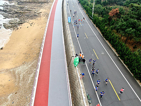 航拍下的马拉松比赛,3000多人感受山海风情