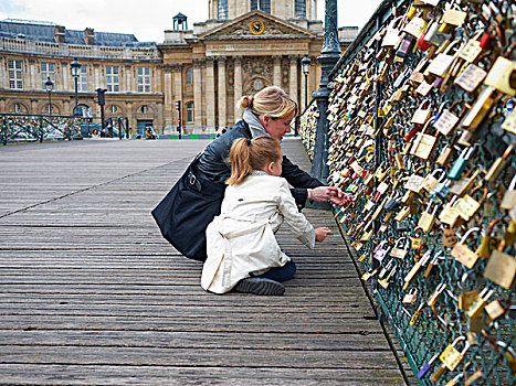 母女,看,喜爱,锁,艺术桥,巴黎,法国