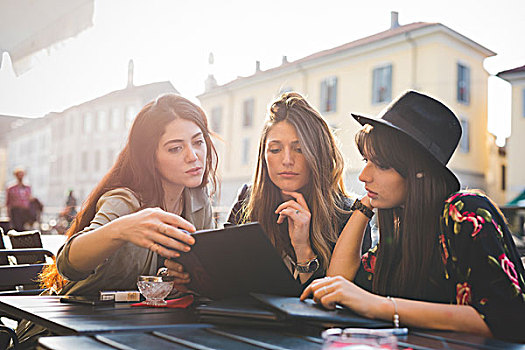 三个女人,年轻,读,数码,街边咖啡厅