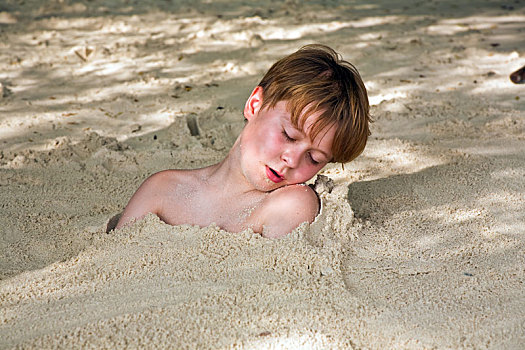 高兴,男孩,遮盖,沙子,海滩
